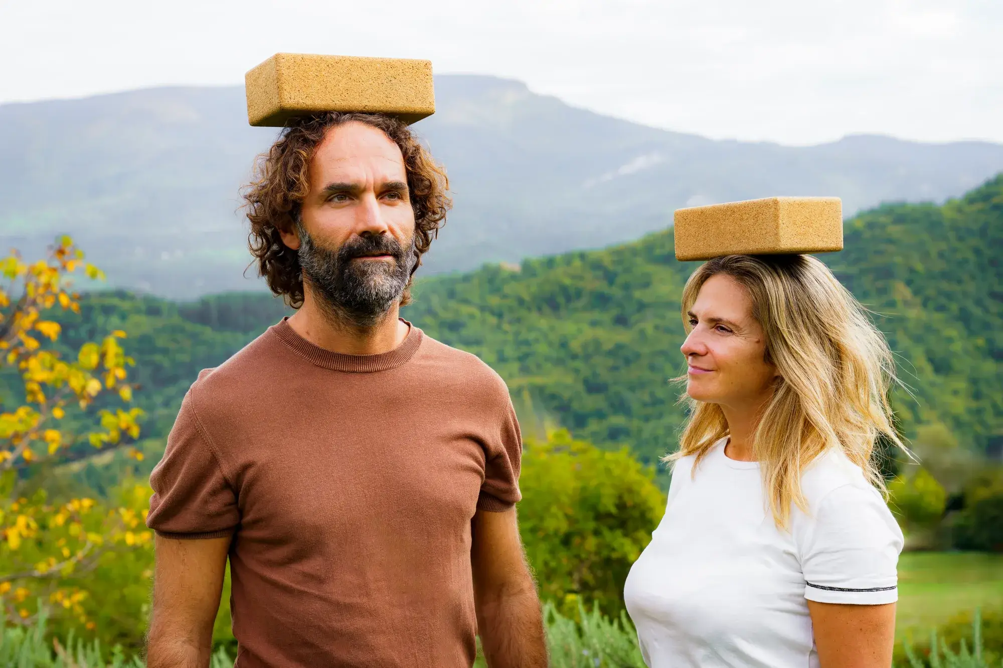 Stefano Spaccapanico Proietti e Francesca Delicati in equilibrio con un blocco sulla testa, tra le colline
