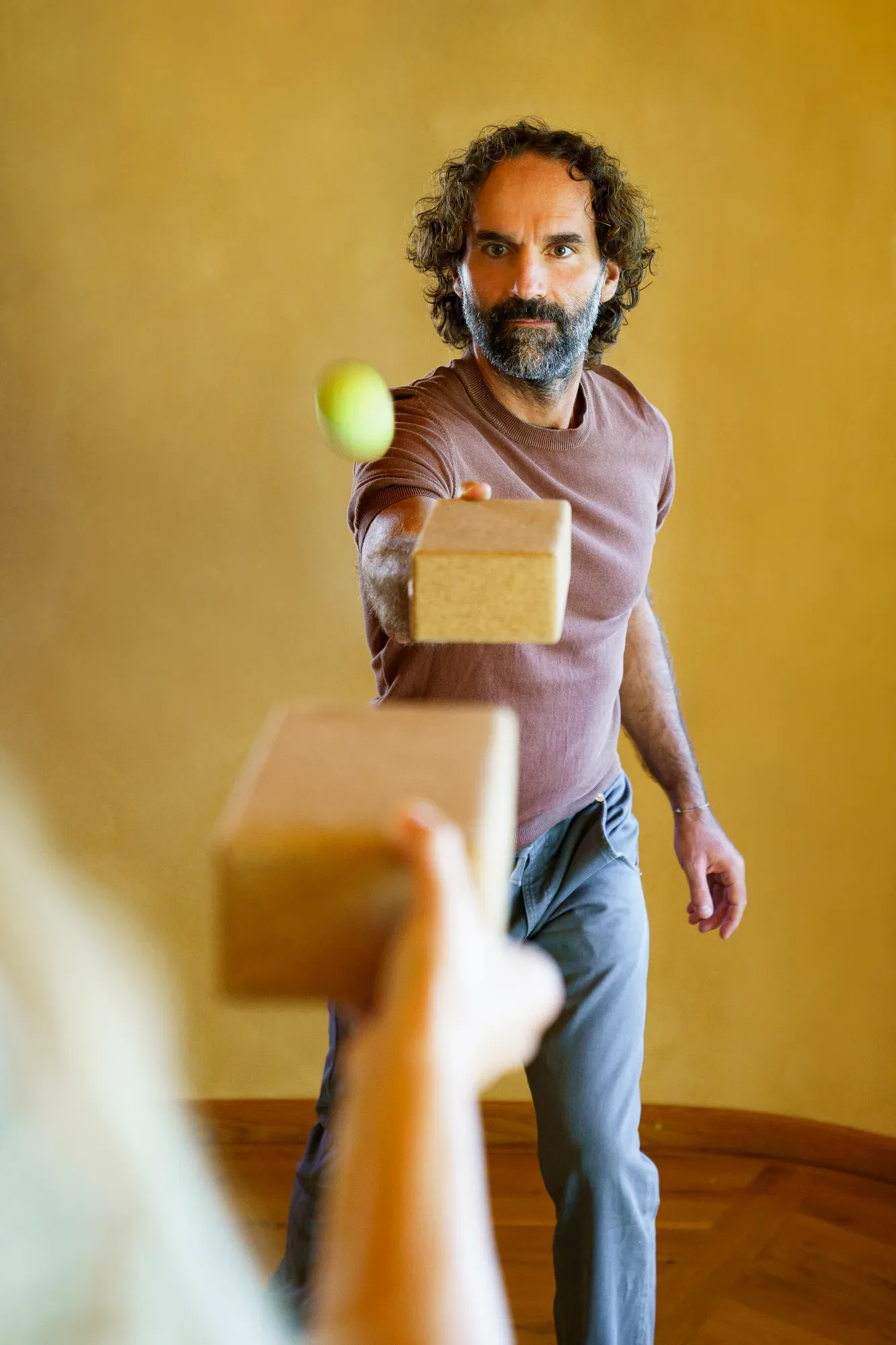 Una pallina in equilibrio su un blocco di sughero durante una pratica senso-percettiva