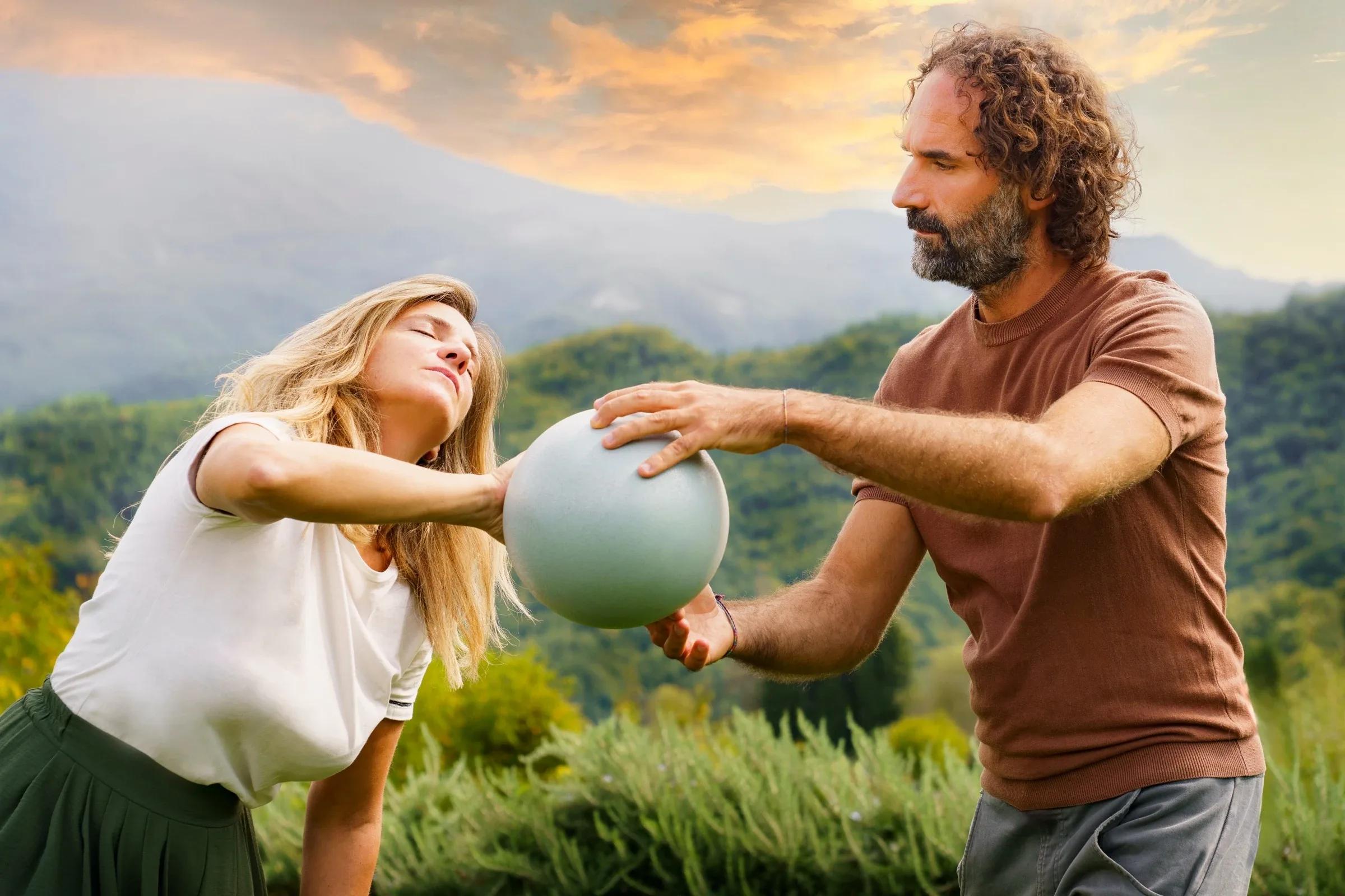Stefano Spaccapanico Proietti e Francesca Delicati in una pratica con la sfera, all’aperto tra le colline