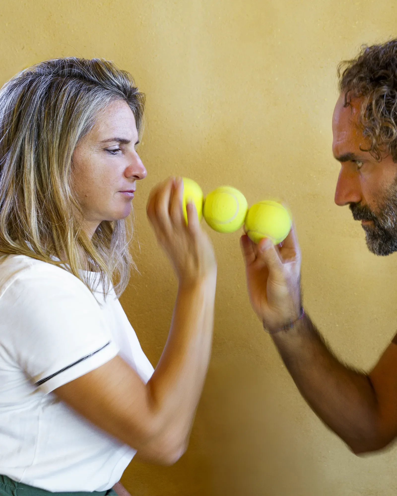 Francesca Delicati e Stefano Spaccapanico Proietti, uno di fronte all’altra, tengono tre palline in equilibrio tra le dita
