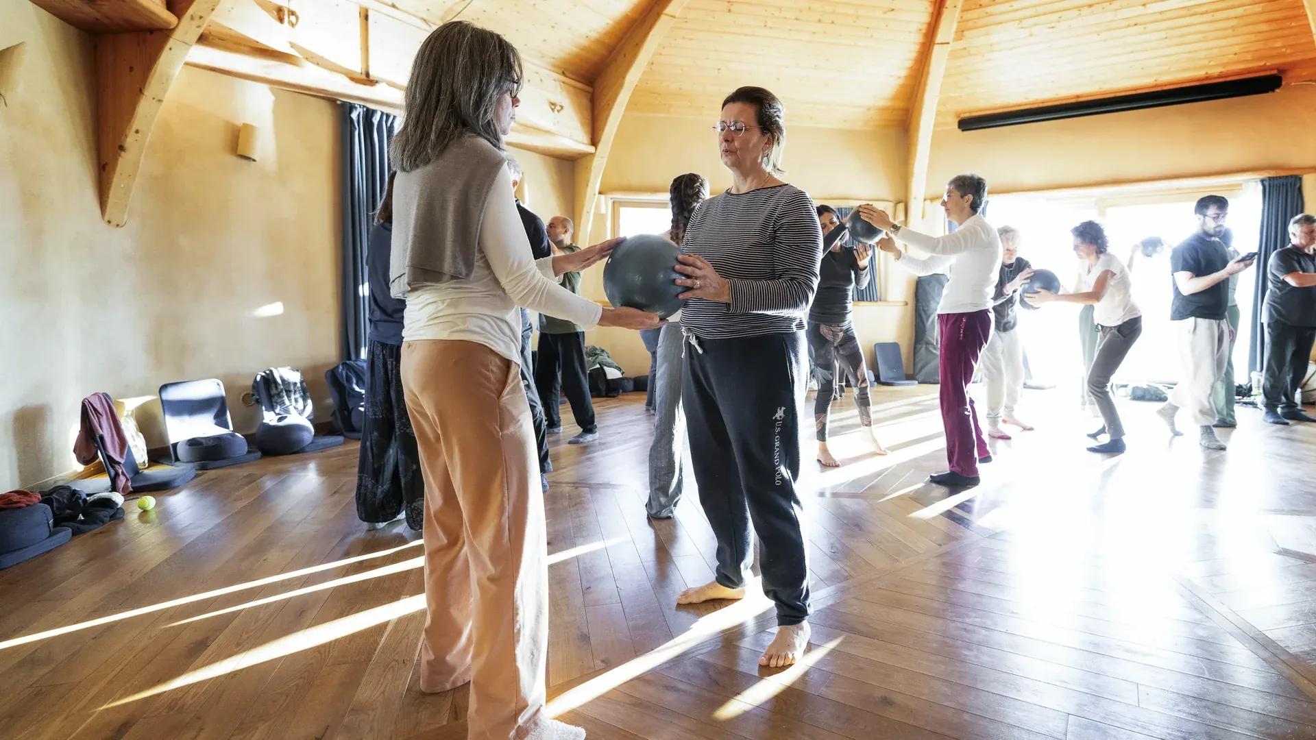 Un gruppo in movimento nella sala, in luce radente