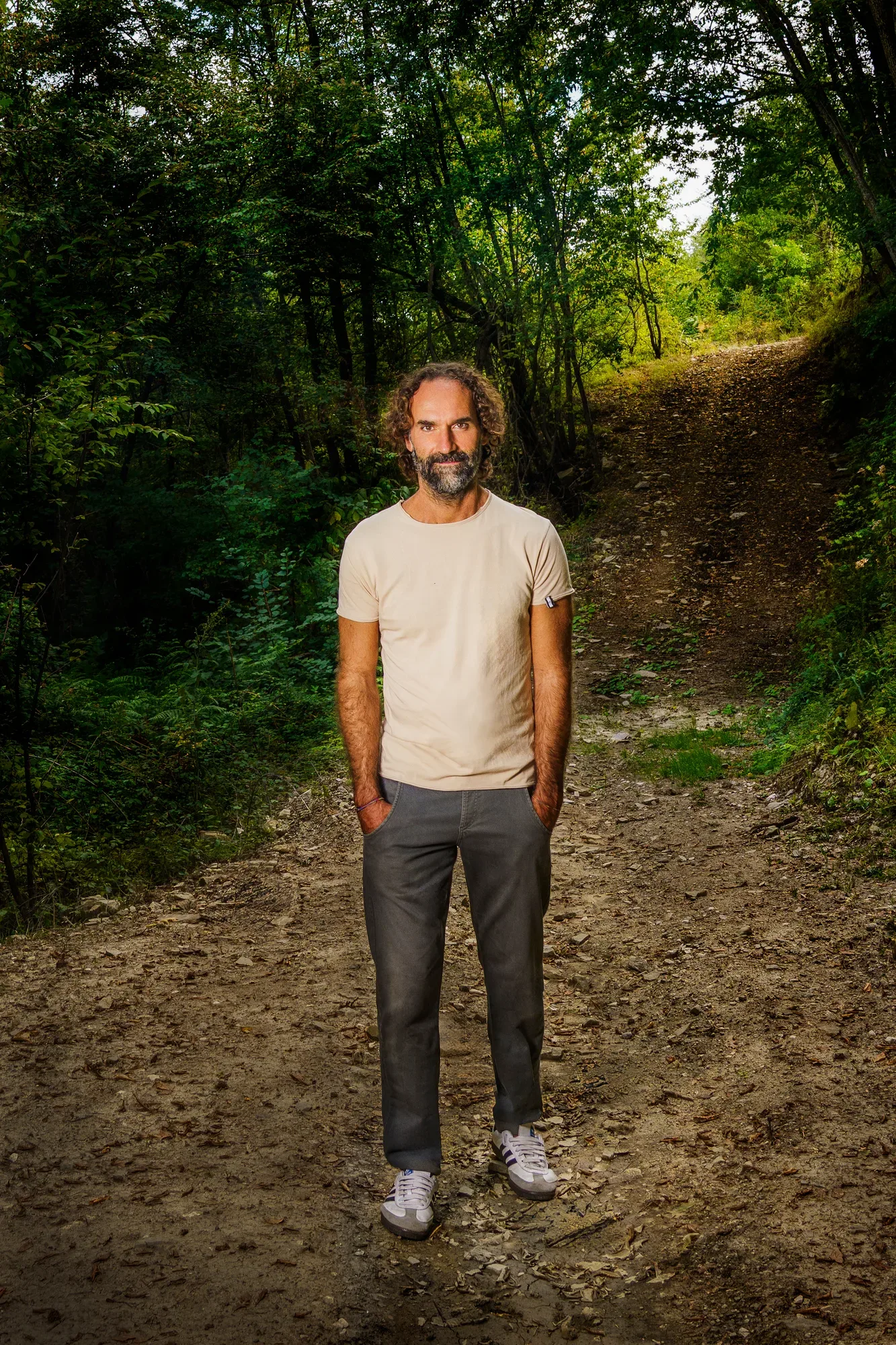 Stefano Spaccapanico Proietti su un sentiero nel bosco