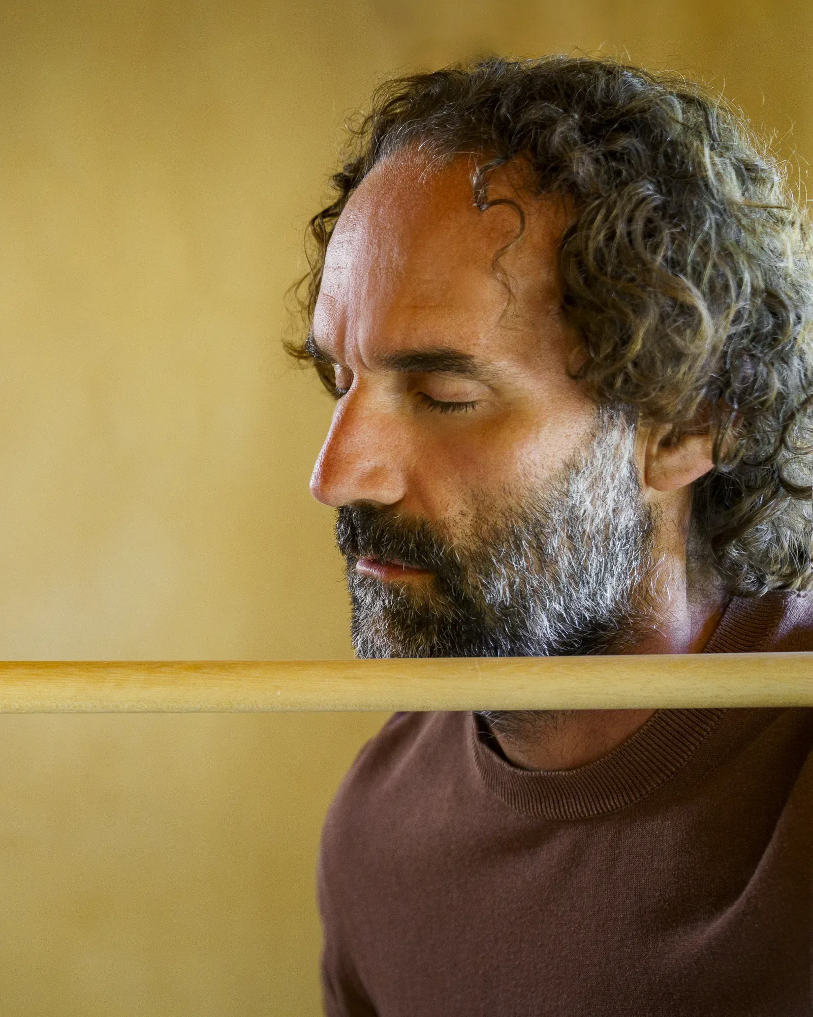 Stefano Spaccapanico Proietti a occhi chiusi, un bastone in equilibrio davanti al viso